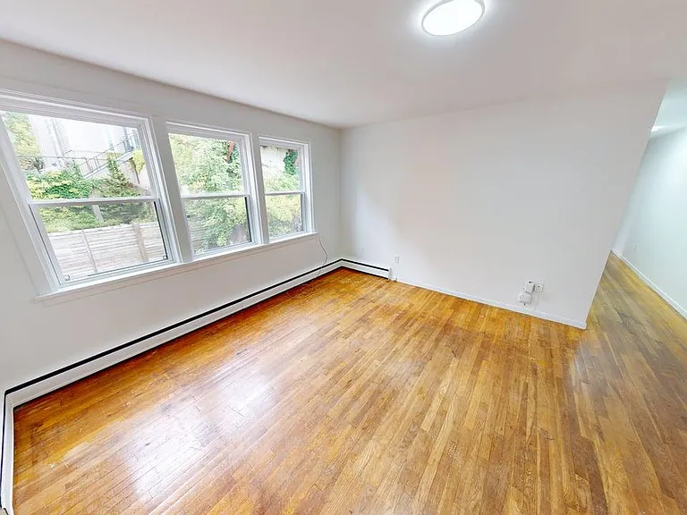 1143 Queen St #32 — Photo 14