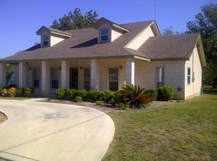 404 S 7th St, Stockdale, TX 78160