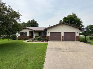 600 E 12th St, Flora, IL 62839