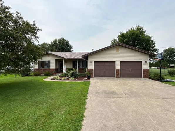 600 E 12th St, Flora, IL 62839