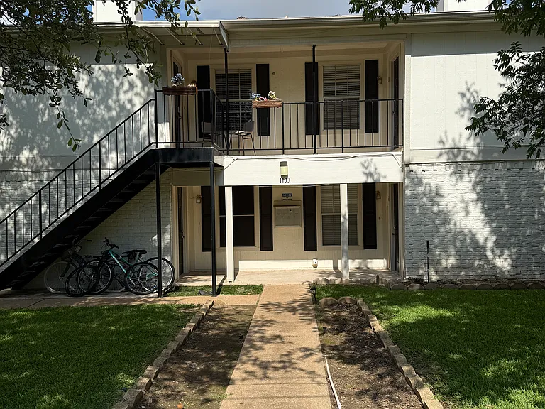 1103 Airline Dr — Photo 2