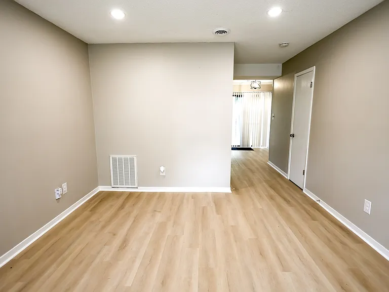 230 Adams St — Photo 4