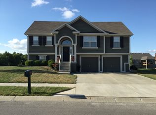 1026 E 15th St, Kearney, MO 64060