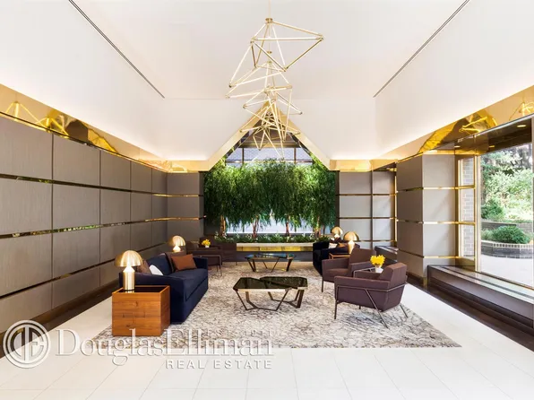 100 United Nations Plaza image 1 of 5