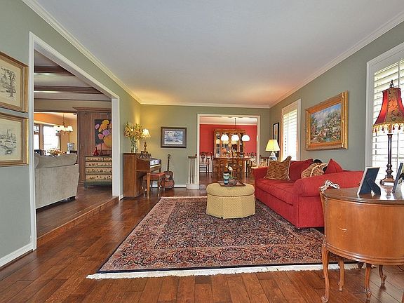 5th image of 2901 Rossmore Pl