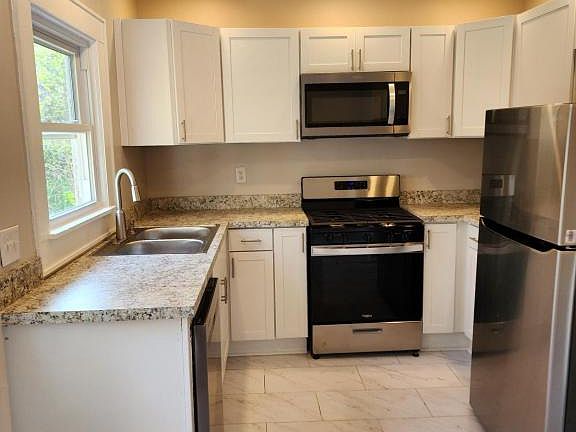 3rd image of 302 Frederick St E