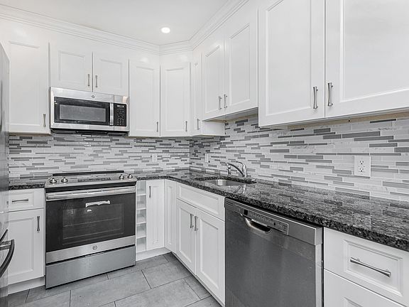 5th image of 174 Ashford Ave #B
