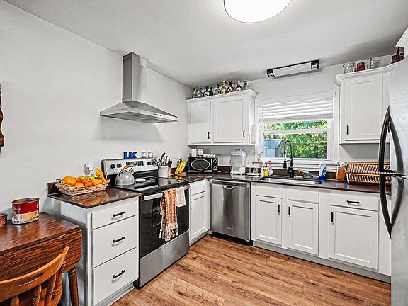 5th image of 582 E Broadway St