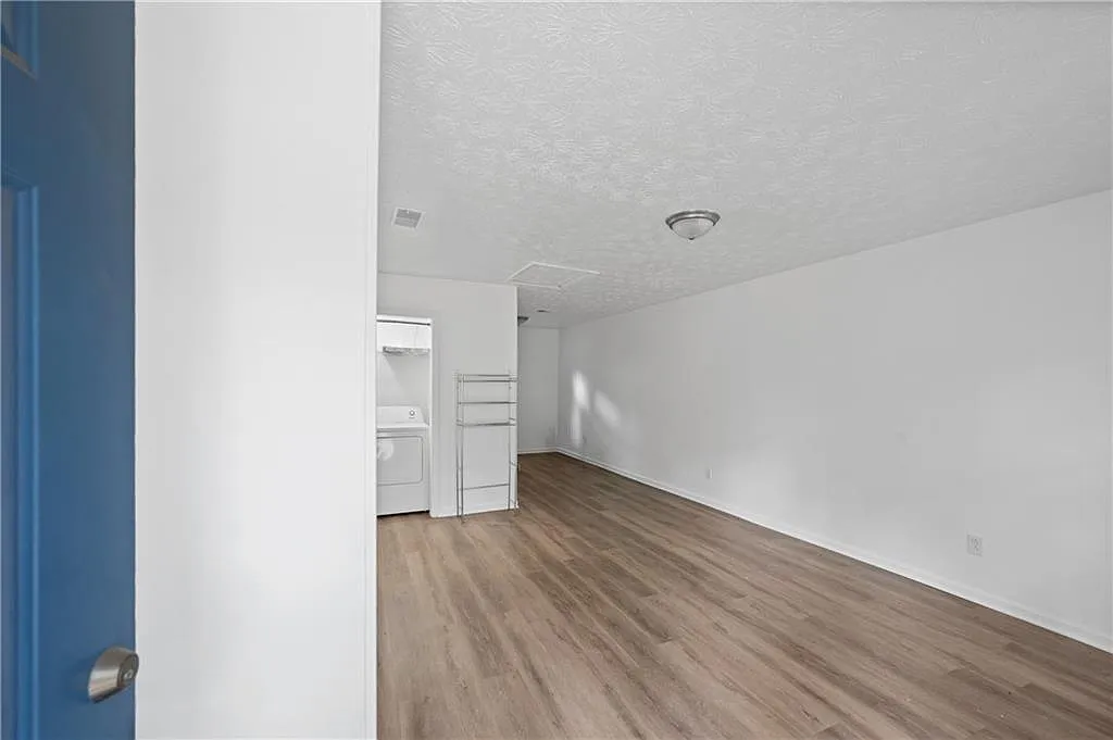 2 bed, 1.0 bath, 983 sqft, $1,350 — Photo 3
