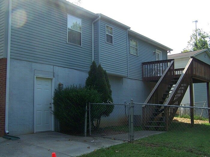 2nd image of 1221 Overton Ln