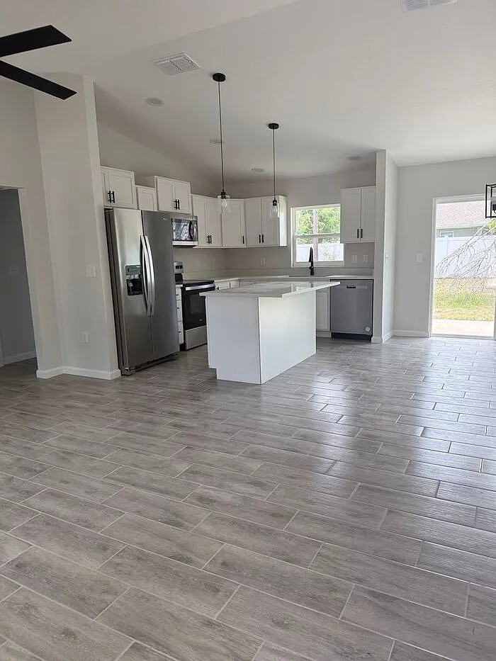 3 bed, 2.0 bath, 1240 sqft, $1,795 — Photo 2