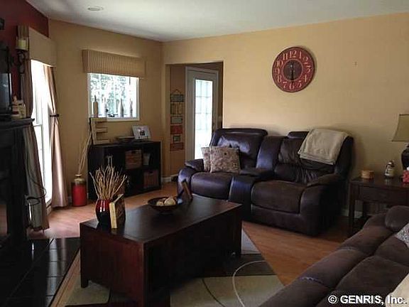 4th image of 25 Meadowbrook Dr