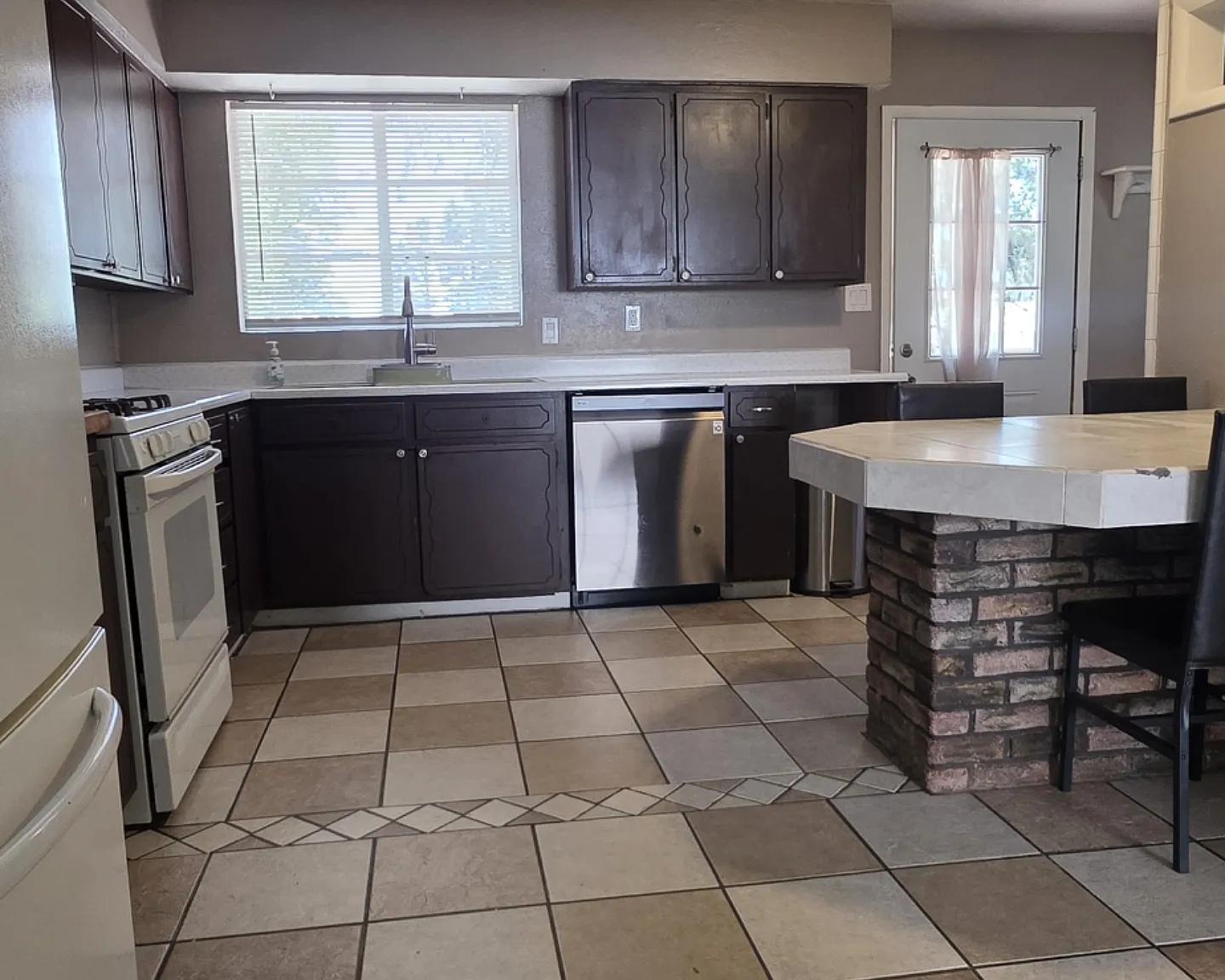 4 bed, 1900 sqft, $3,050 — Photo 2