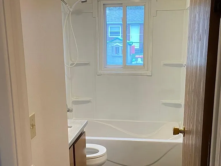 418 Cable St — Photo 15