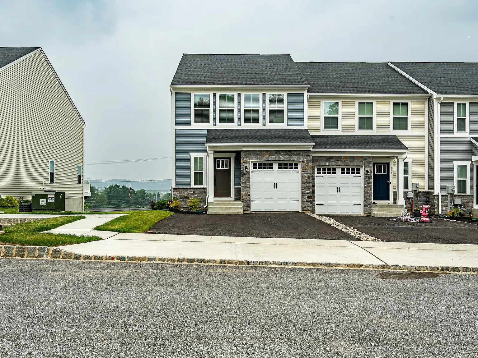 3 bed, 3.5 bath, 2552 sqft, $3,300 — Photo 2