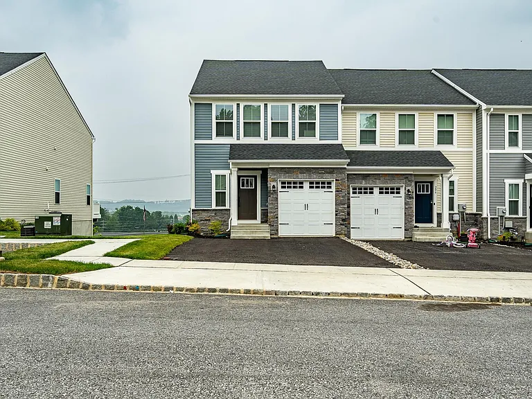 208 Chase Dr — Photo 2