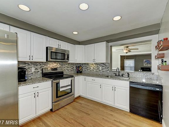 3rd image of 16174 Henderson Ln