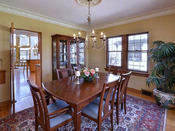 4th image of 5549 N Diversey Blvd