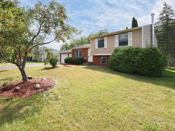 8484 Chinkapin Cir, Cicero, NY 13039