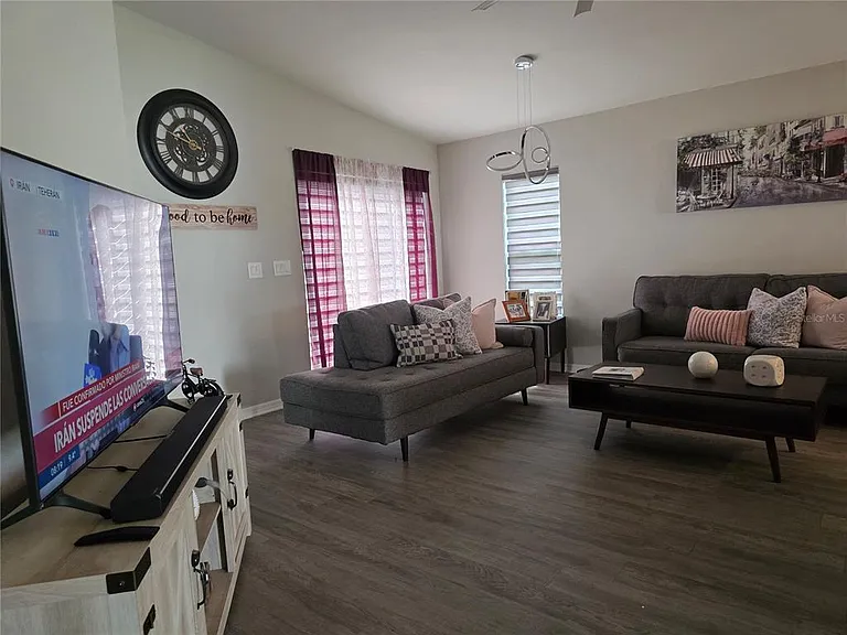 424 Capri Way — Photo 6