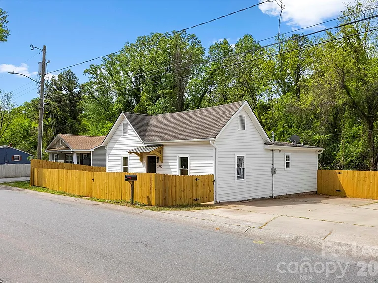 2942 Reid Ave — Photo 1