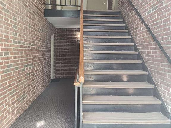 3rd image of 624 Newbridge Ct