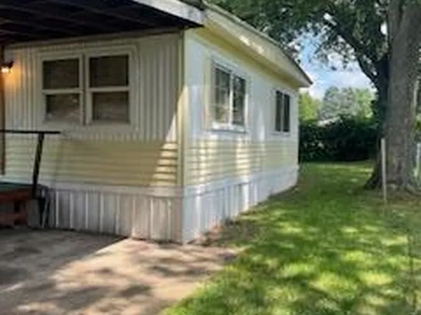 1717 Sandy Shr, Brighton, MI 48114