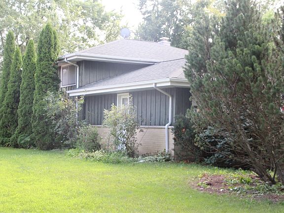 2nd image of 901 E Zinnia Ln
