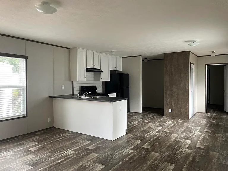 107 N Cedar — Photo 2