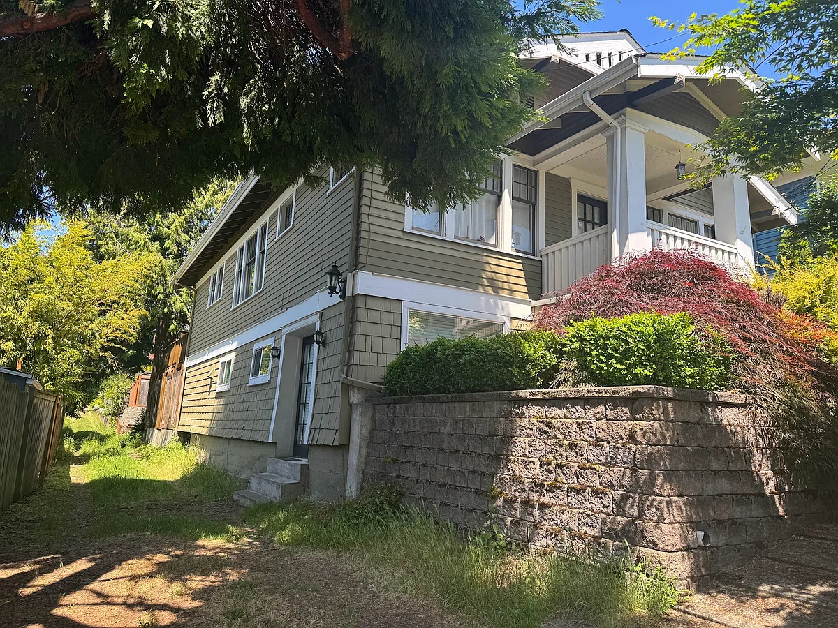 Private lower-level unit for rent in a well-maintained Queen Anne duplex _ this listing is for the downstairs unit only, not the entire house. - 1012 W Armour St