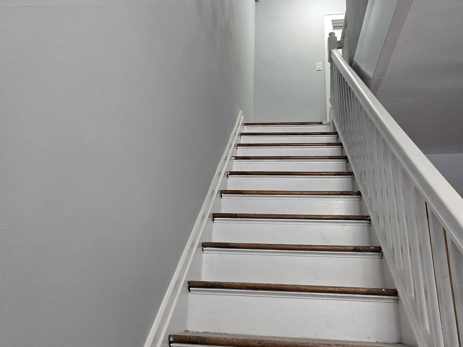 Renovated Modern 2 Bedroom - No Fee — Photo 3