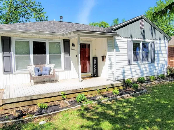 1007 Rider St, Flora, IL 62839