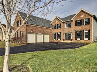 383 Lake Run Ln, North Aurora, IL 60542