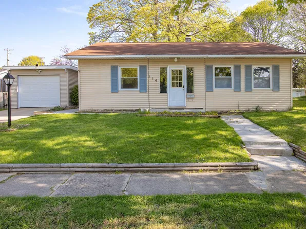 114 W 4th St, Buchanan, MI 49107