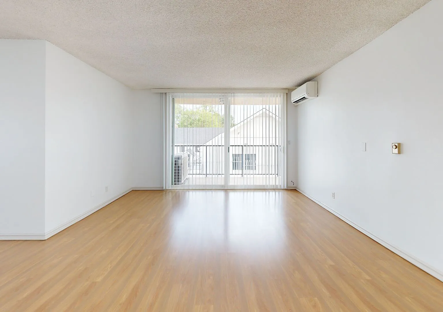 Beautiful, Centrally Located, 1 Bedroom 1 Bath Condo in Pasadena with Parking — Photo 2