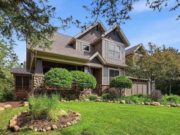 492 E Cove Rd, Hudson, WI 54016
