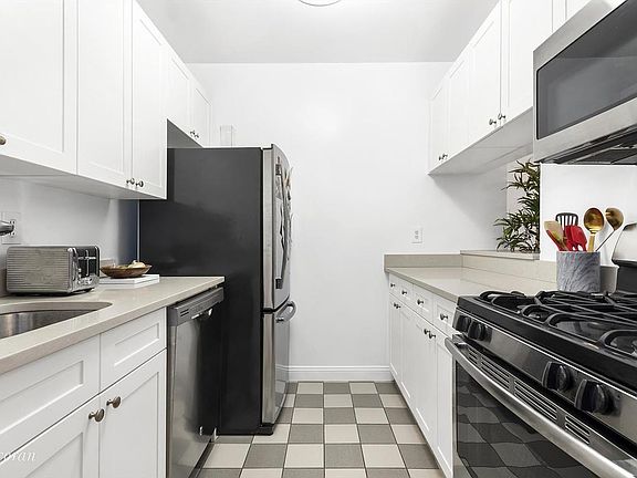 5th image of 88 Greenwich St APT 405