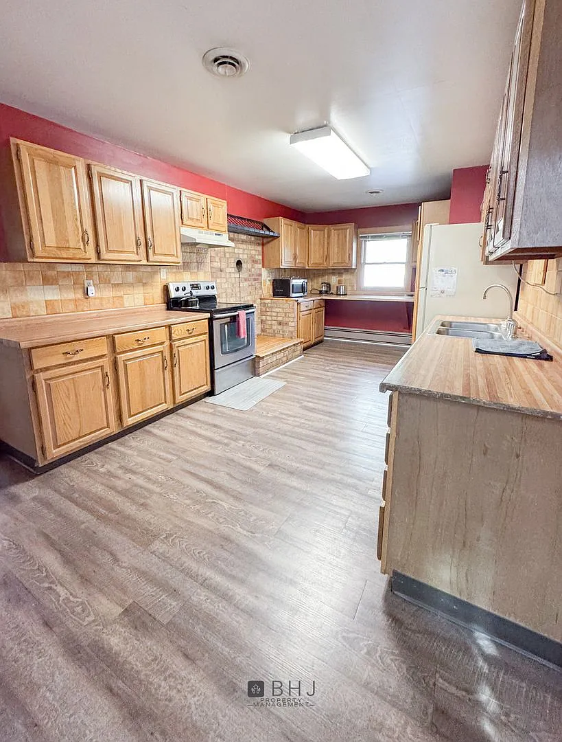 Short Term 6 Month Only - Dog Friendly 3 Bed/ 2 Bath In Big Horn — Photo 4