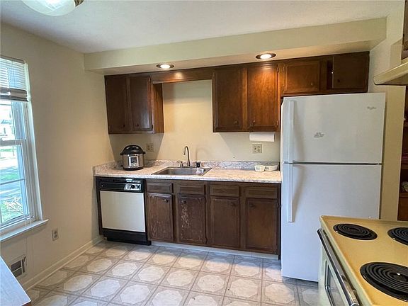 3rd image of 19-21 Willowick Dr