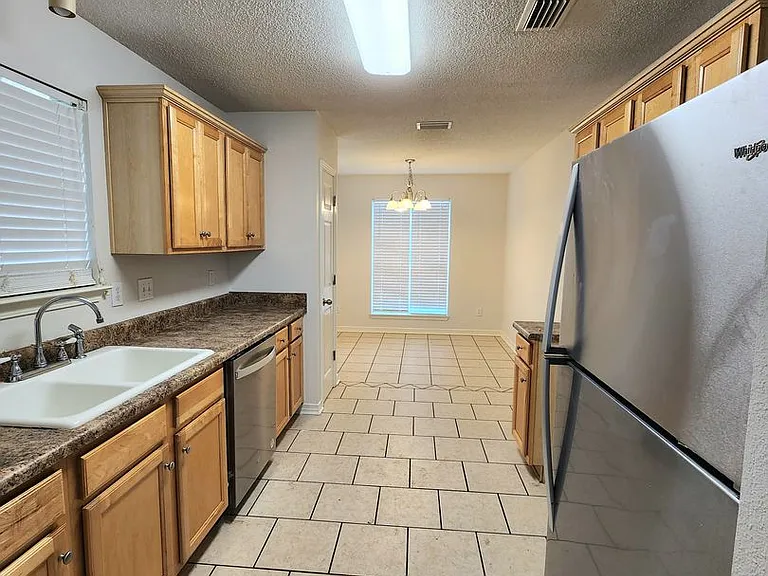 2704 Hampton Park Cir — Photo 6