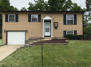 100 Shadywood Ln, Streamwood, IL 60107