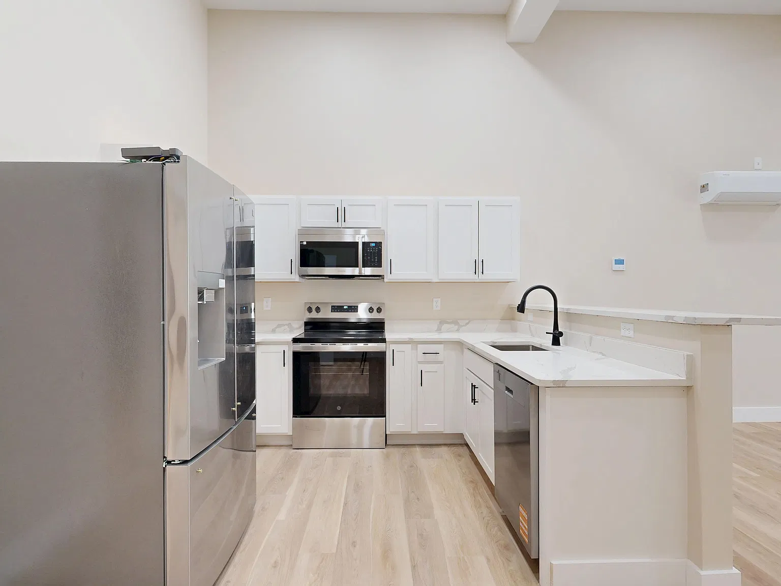 2 bed, 1000 sqft, $2,200 — Photo 3