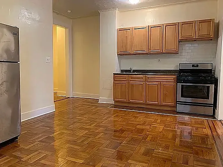 1043 E 12th St #2D — Photo 1