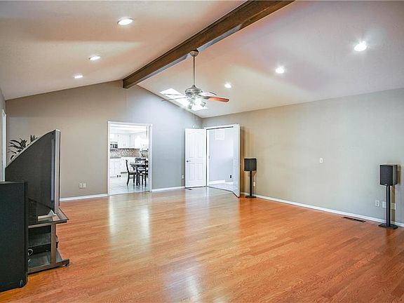 3rd image of 11813 Sorrento Ln