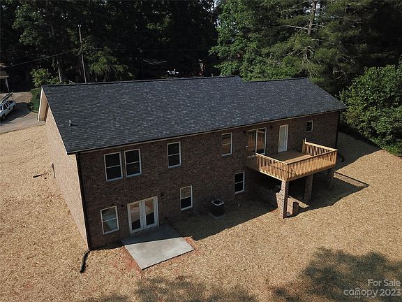 4th image of 517 Boxwood St