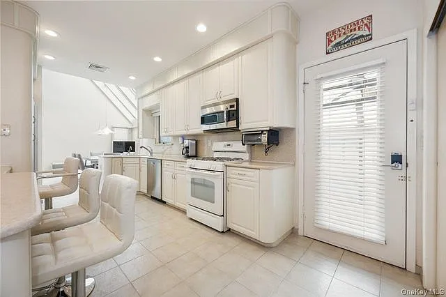 40 Cayuga Ave — Photo 8