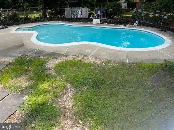 68 Greenwood Dr, Turnersville, NJ 08012