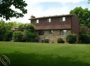 2465 Hillendale Dr, Rochester Hills, MI 48309