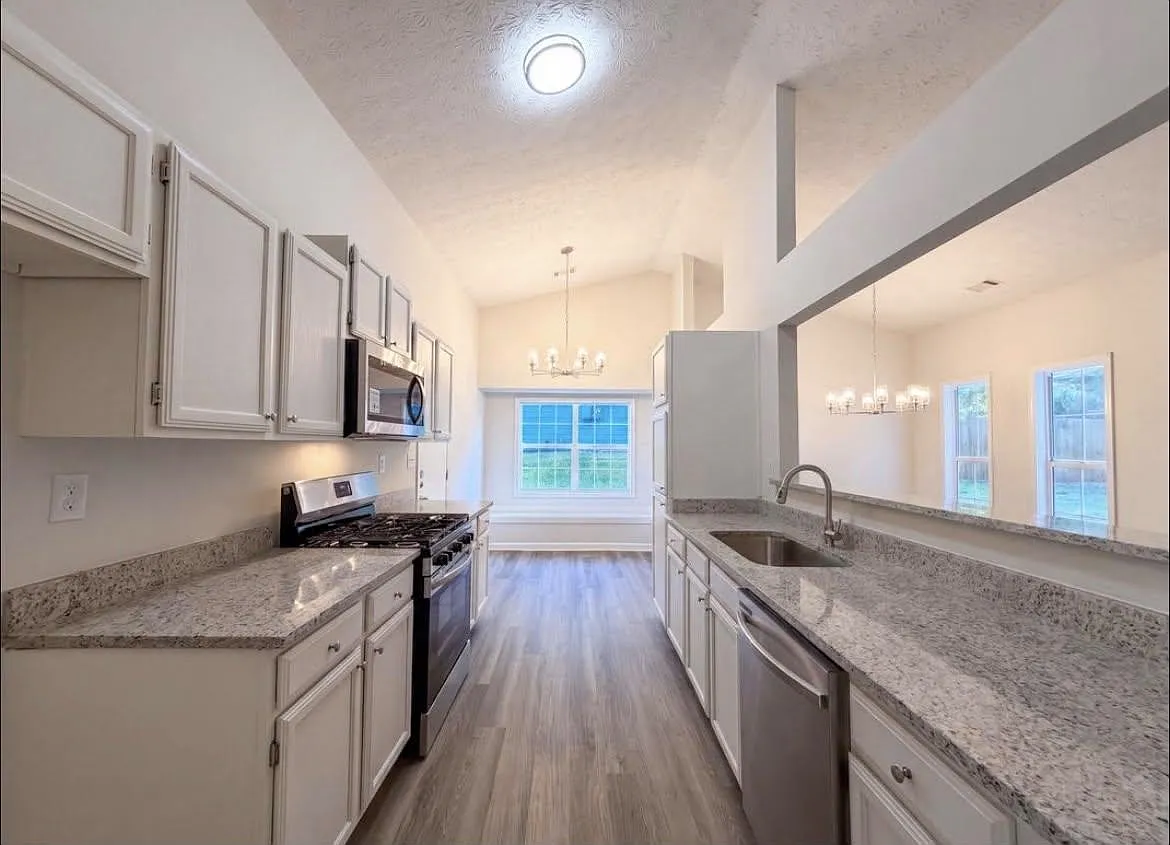3 bed, 2.5 bath, 1400 sqft, $1,550 — Photo 2