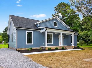 37 Oakland St, Kilmarnock, VA 22482